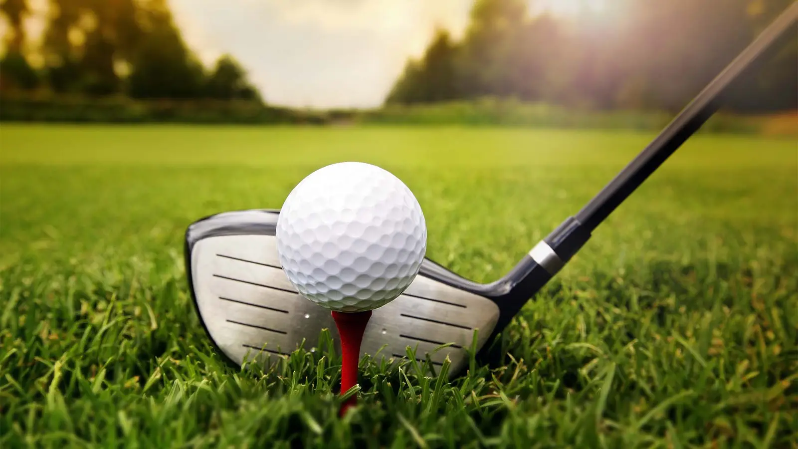Driver et balle de golf au coucher du soleil sur le terrain du Golf Les Patriotes